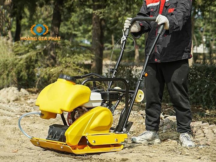 Chọn máy đầm bàn có thương hiệu lớn, nhà phân phối uy tín