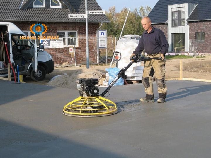 Tiến hành xoa nền bằng máy xoa bê tông