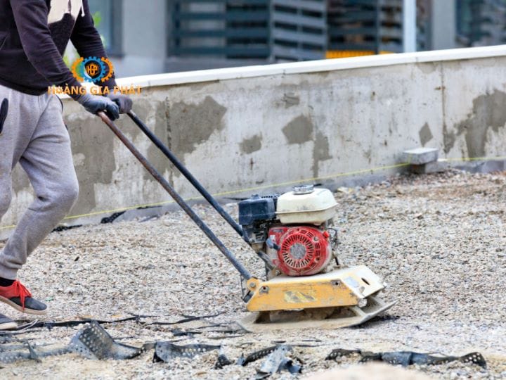 Tầm quan trọng của dòng máy đầm bàn trong thi công 