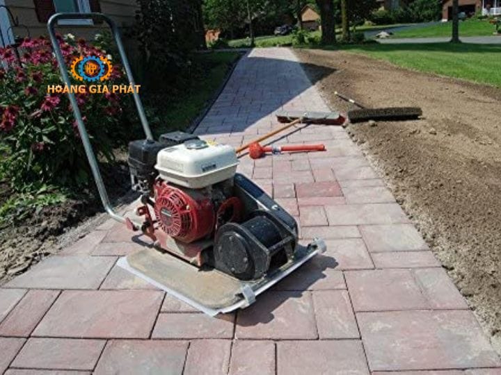 Máy đầm bàn được cấu tạo như thế nào? 