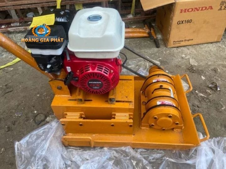Máy đầm bàn chạy xăng