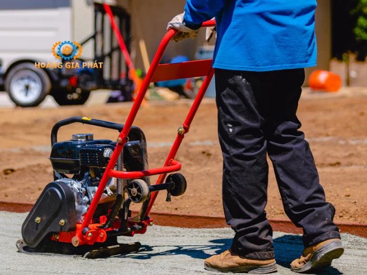 Tầm quan trọng của việc dùng máy đầm bàn trong xây dựng
