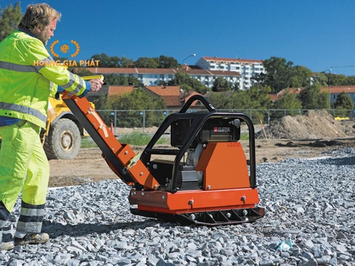 Vì sao các công trình hiện nay cần dùng máy đầm bàn?