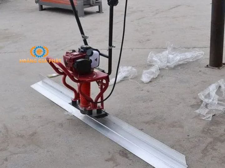 Thao tác sử dụng máy đầm thước chạy điện