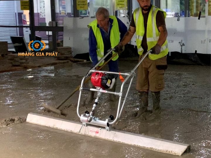 Vì sao các công trình hiện nay cần dùng máy đầm thước chạy điện?