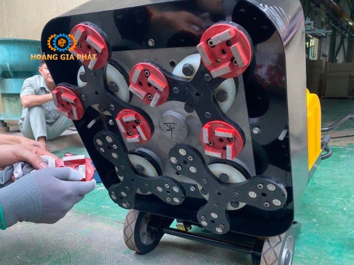 Khi mua máy mài sàn cần đầu tư thêm những phụ kiện gì?